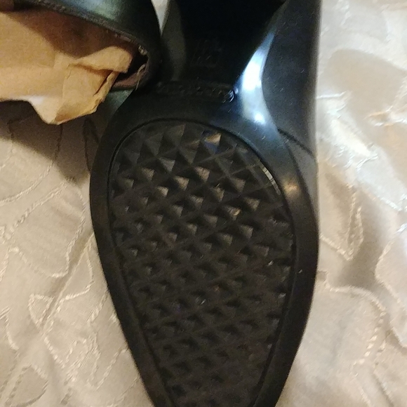 Aerosoles leather 2 1/2 inch heels with heel rest. - Picture 3 of 5